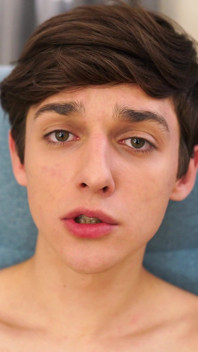 Seksowny 18-letni twink ssie palce podczas głaskania swojego ogromnego kutasa