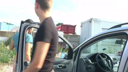 German amateur - 100% German hardcore videos: Gagică tatuată cu țâțe mari călărind și sugând pula în mașină