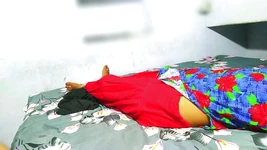 देसी सौतेली बहन ने अपने सौतेले भाई का कमरा एक रात के लिए लिया जहां वह आराम करना चाहता है