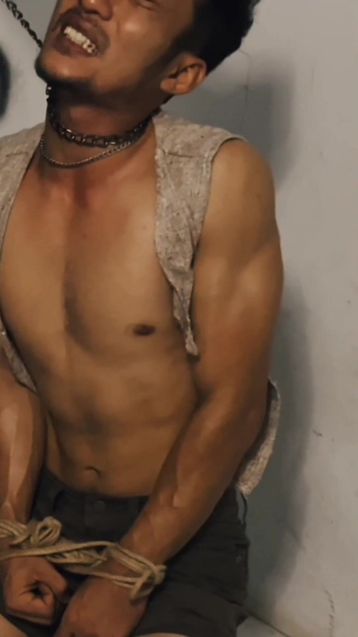 Anvelaz: Bondage-typ und demütigung