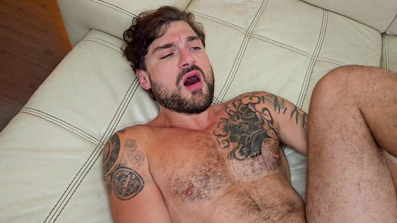 Charlie Ferreira: Aiden Tyler et Charlie Ferreira baisent sur le canapé