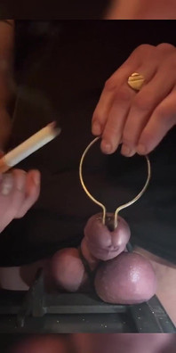 Si rambut cockhead dengan rokok dare