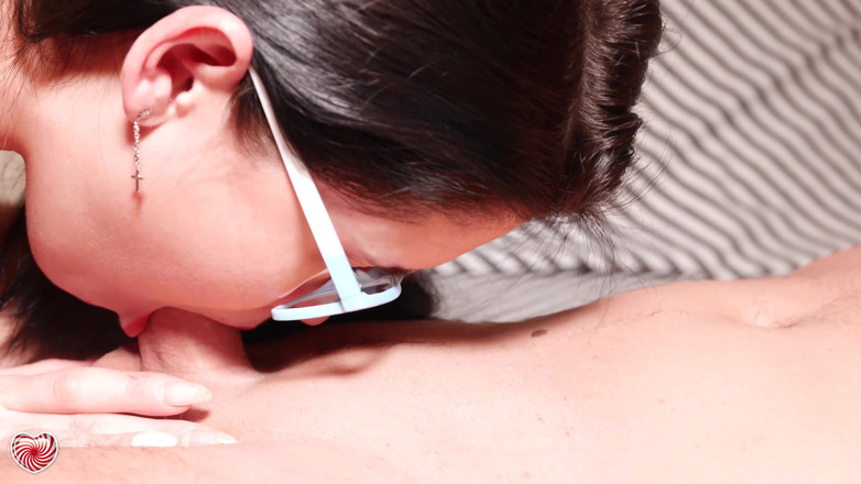 Sweety Misty: Brunette zuigt pikvriendje na het werk - sperma close-up