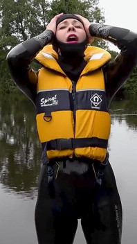 Lifejat & Cosy Wetsuit zachrání Lucy z řeky katastrofu