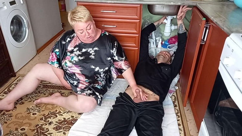 Zona901: Wife cheats with a plumber fucks and sucks his dick