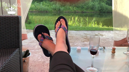 Goddess Misha Goldy: Flip Flops berjunjut di luar berhampiran tasik dengan kuku perak &...