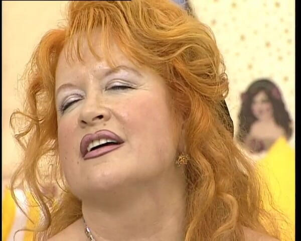 YOUR FIRST PORN: Oma Linda é assim que as mulheres se masturbam - avó Linda