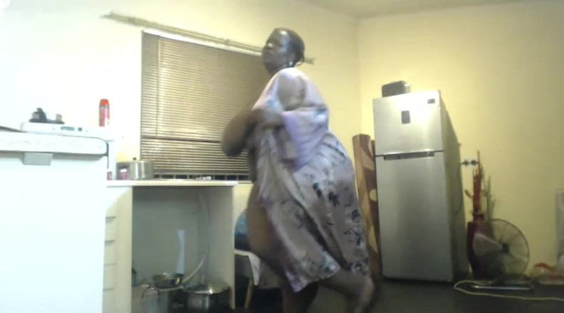 Legendary Booty Overdose: Une BBW à forte poitrine fait un strip-tease et se fait...
