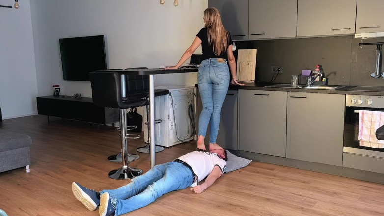 Goddess Lena: Топтание босиком