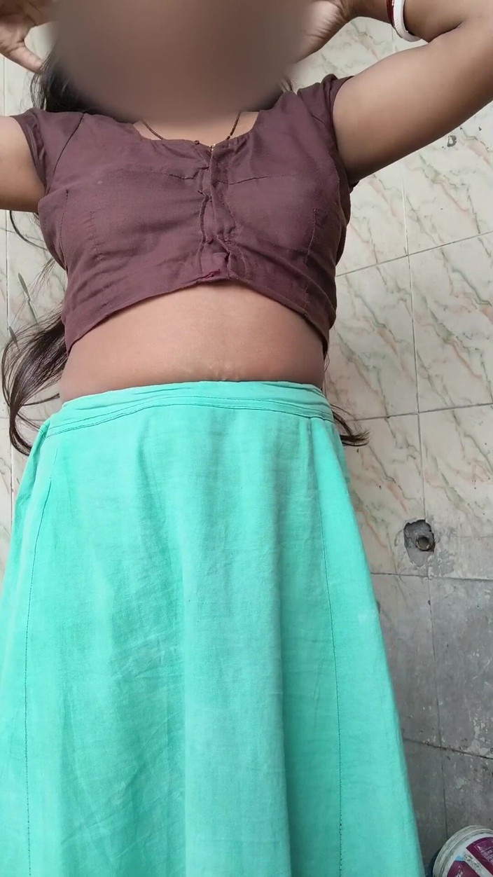 RoboticApple28: Simran la bhabhi se baigne dans la nature ses seins...