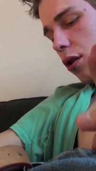 Ansioso Pavel recebe sua primeira punheta gay