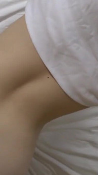 18 yaşında, Hentai. Büyük göğüslü siyah saçlı Japon güzeli. Sakso çekiyor ve tıraşlı dölleme seksi yapıyor. Sansürsüz