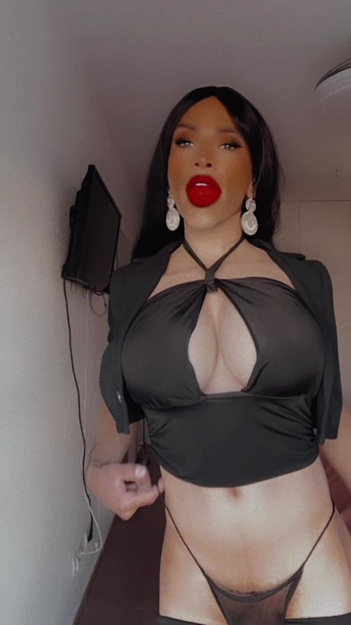 Sissy Slut Brianna: Słodkie spojrzenie, niebezpieczne intencje