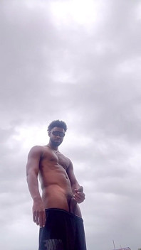 Naakt op het strand masturberend