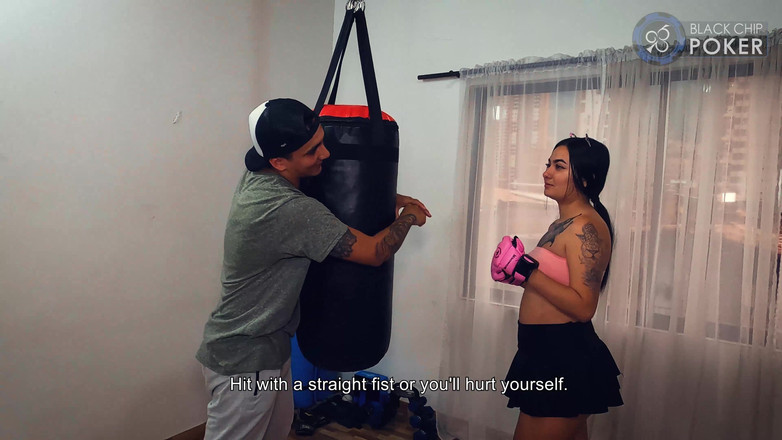 Run good girls: Latina Lia Cooper ošukaná boxerským trenérem