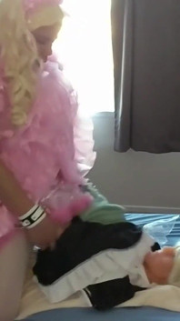 Sissy Candy si hraje se svou panenou a je připoutaná a ošukaná její novou hračkou.