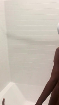 Sexy slet houdt van spelen met solo onder de douche