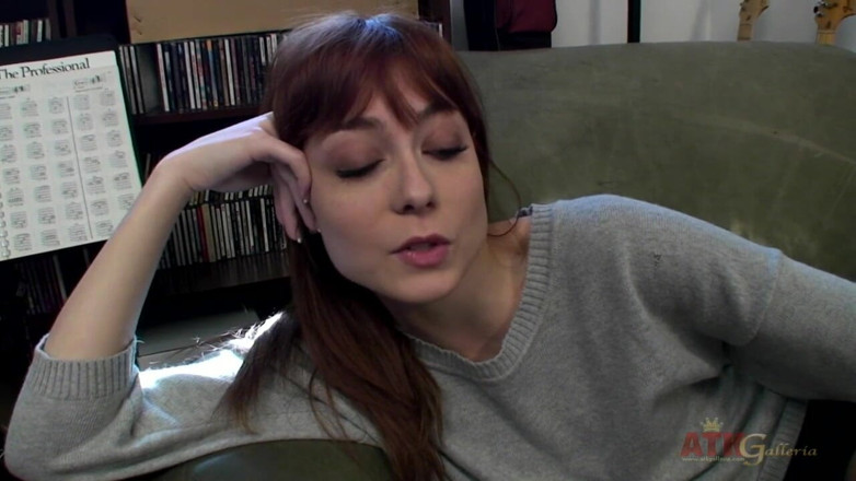 ATKIngdom Fans: Bomba morena Zoe Voss en la entrevista