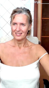 La allegra lukerya con le tette che rimbalzano comunica nel kit