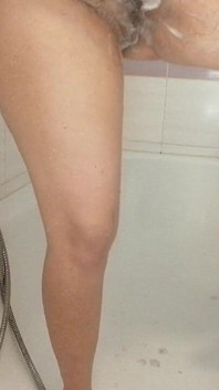 보지를 면도하는 섹시한 마누라.
