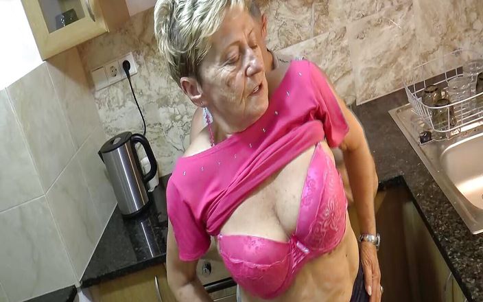 German Homemade: Nenek blonde Jerman dikongkek selepas melakukan pinggiran