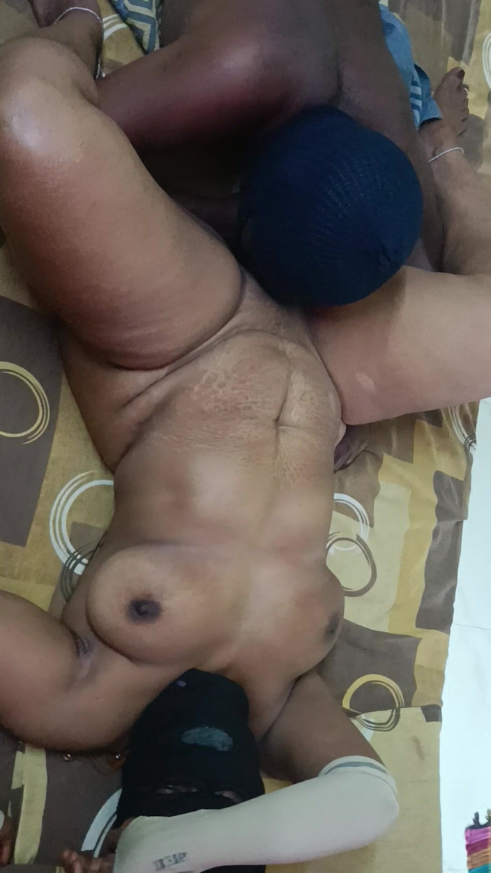 Tamil lesbian: La mia amica lecca la figa di mia moglie, io...