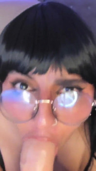 Blowjob latina seksi di dalam bilik
