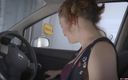 Girls Out West: Милая Jessie трахает пальцами ее волосатую киску на автомойке в любительском видео