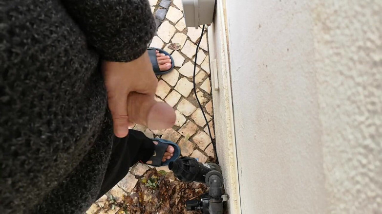 Rafael Torreano: Ragazzo che si filma mentre si masturba fuori da una...