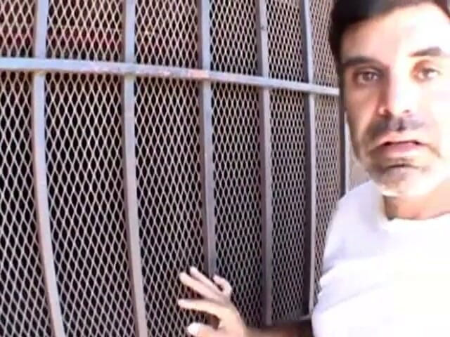 Bizzarre X: Cette salope est excitée dans la cage