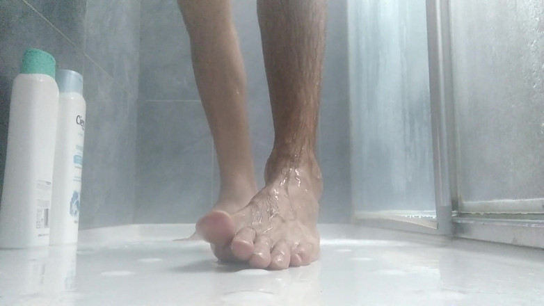 Elvissc: Kamu mau crot di kakiku? Mandi bareng spermamu dong! Cewek...