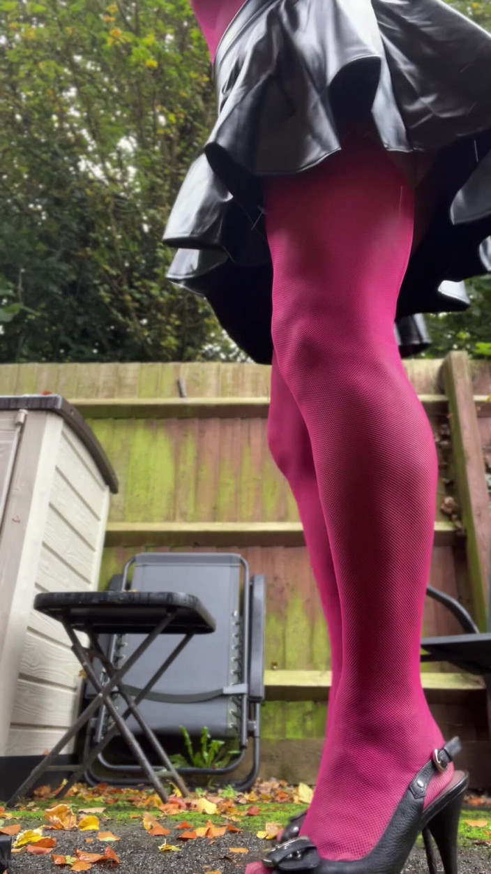 Kellycd2022: Crossdresser Kellycd2022 穿着性感的粉红色紧身衣裤、丝袜和高跟鞋