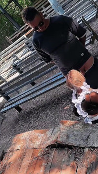 Una studentessa di 18 anni ha permesso alla guardia di fare sesso con lei per il bene di un nuovo iPhone