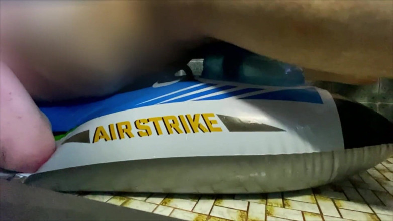 Aussie bi boy: クソ水で満たされたインテックス航空戦闘機