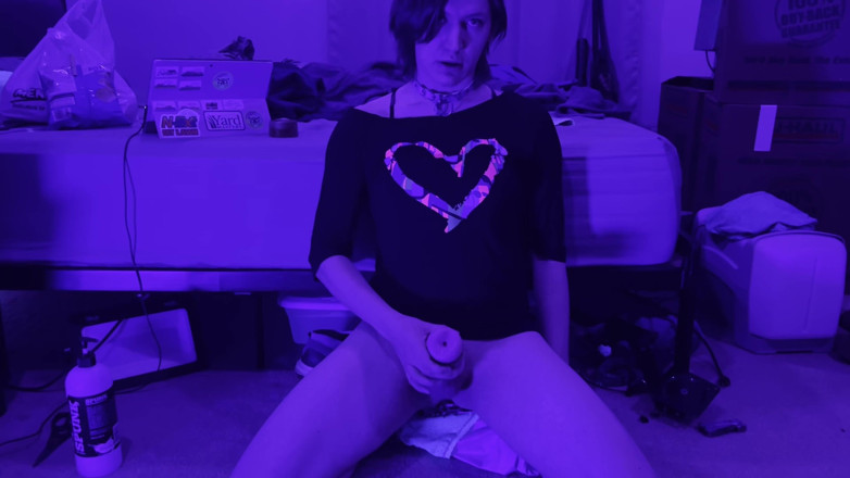 Puppersucc: Femboy mette il plug anale e si masturba con la...
