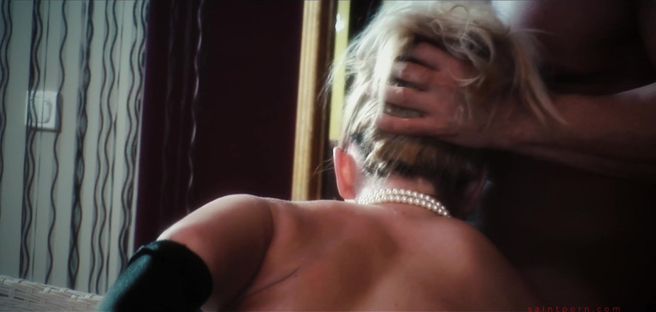 SaintPorn: シンシア・ムーアがガーターベルトとストッキングを身に着けたセクシーなランジェリーセットでセックス