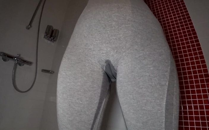 Booty ass x: Pissar genom leggings