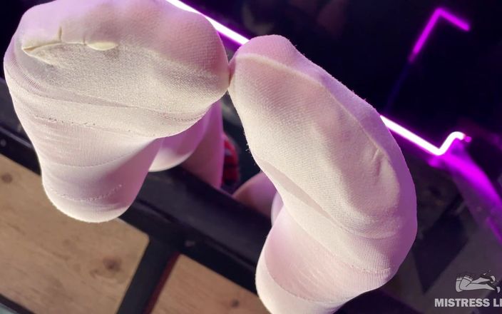 Mistress Legs: Onder de voeten van de meesteres in witte panty op...