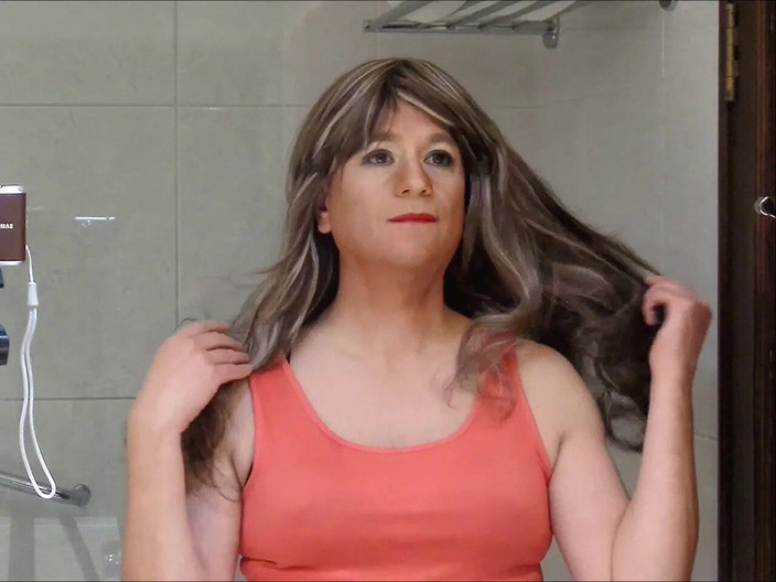 HectorChile1969: Crossdresser Fernanda Gomez zkouší paruky, který se vám líbí?