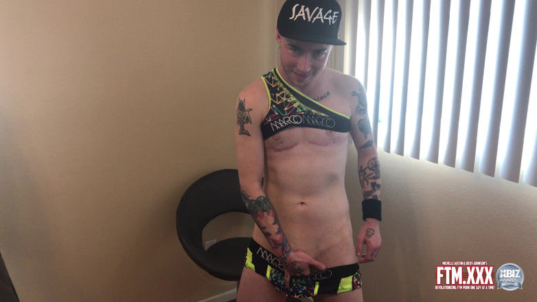 Kennston Entertainment: Twink da DONNA a uomo cavalca il suo giocattolo