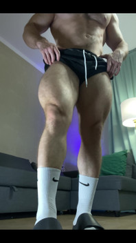 Insane Huge Quads Flexing and Shaking