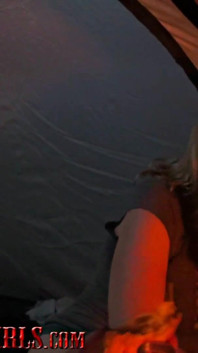 Zünde ihren arsch im campfire-sex mit meinem fickfreund an
