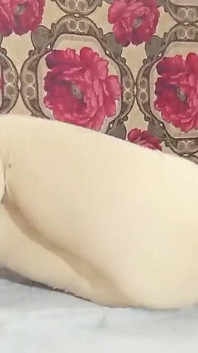 Desi sara evde yalnızken dans ediyor