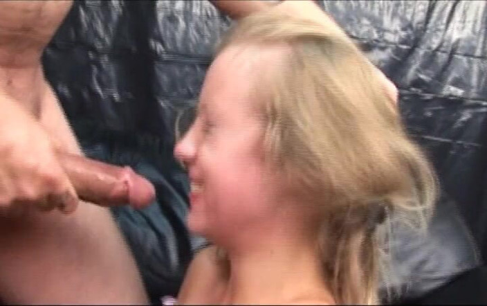 Goldenxtapes: Rubia nena con ganas chupa una enorme polla