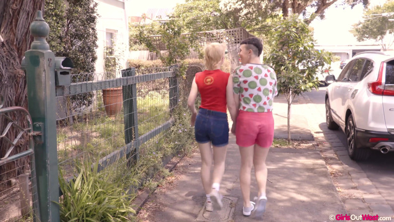 Girls Out West: Luca tetona y billie de tetona se lamen y se...
