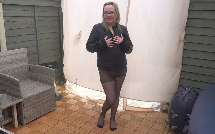 Horny vixen: Meia-calça preta e casaco de couro se exibindo no quintal