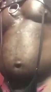 Scene cu țâțe musculare cu ham de piele și jucărie cu spermă