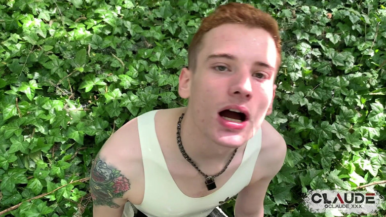 Claude Nikotine: Outdoor rubber piss pig