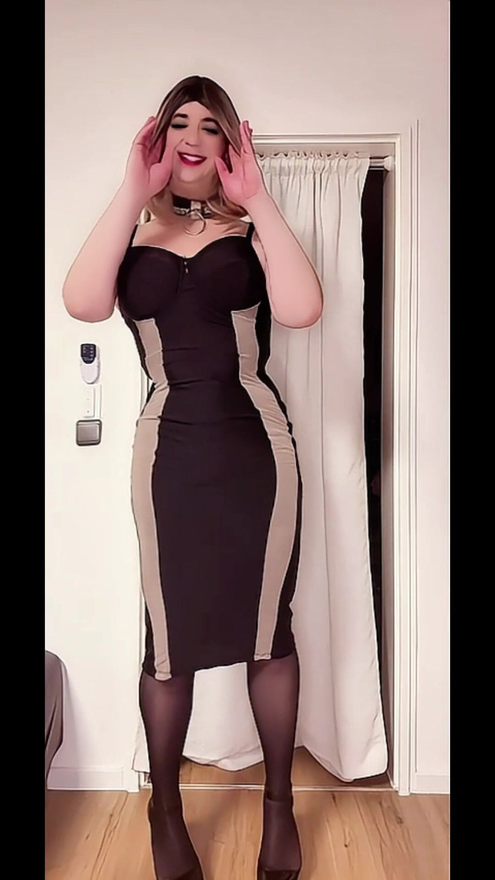 SissyDaniella: シシーが新しいドレスをプレゼントし、屋外で小さな散歩をする