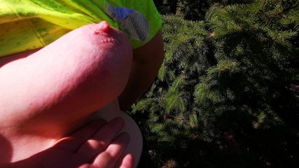 Bouncy Tits Action: 크리스마스 트리 세일에서 하드 젖탱이 때리기